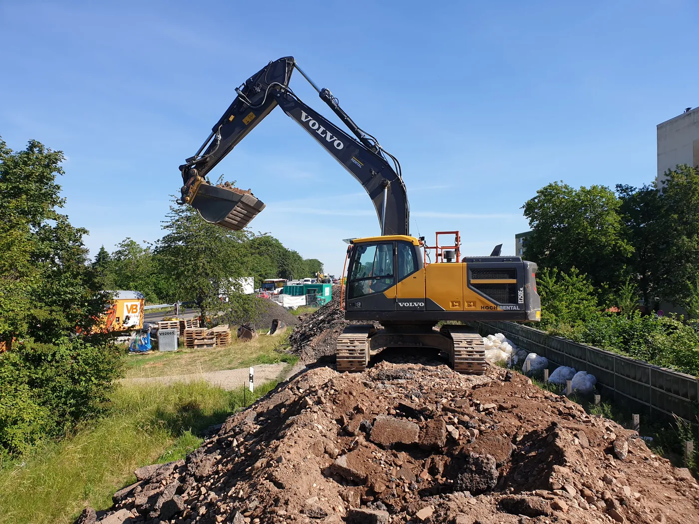 Kettenbagger beim Erdaushub auf einer Baustelle