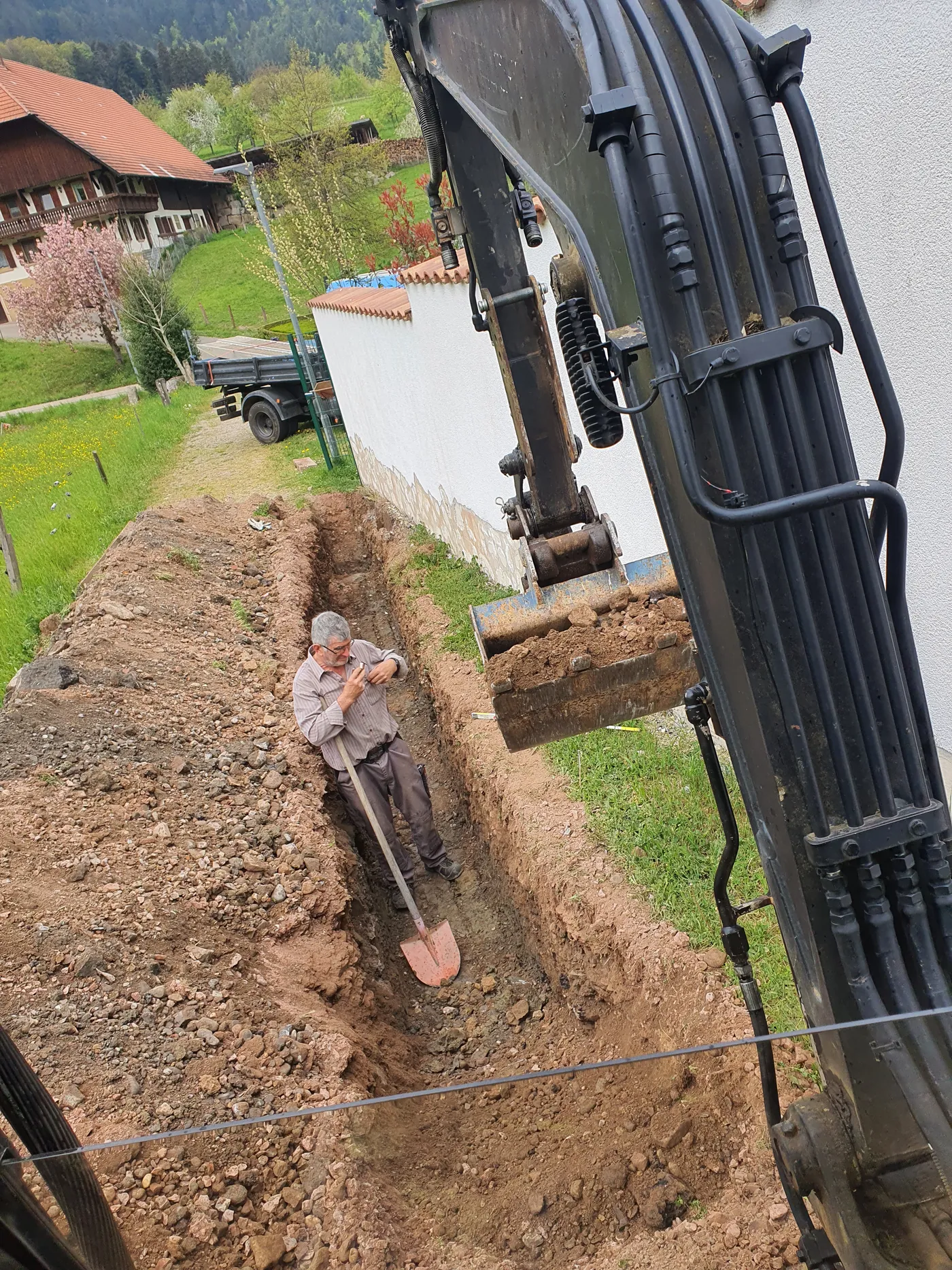 Drainagerohr wird bei Entwässerungsarbeiten im Kiesbett verlegt