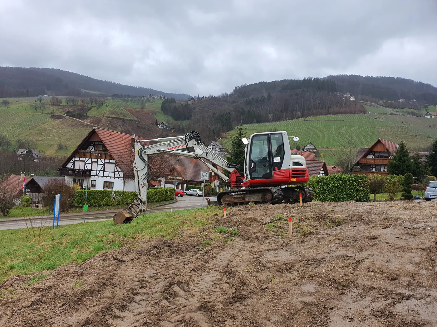 Minibagger bei Erdarbeiten in einem Wohngebiet